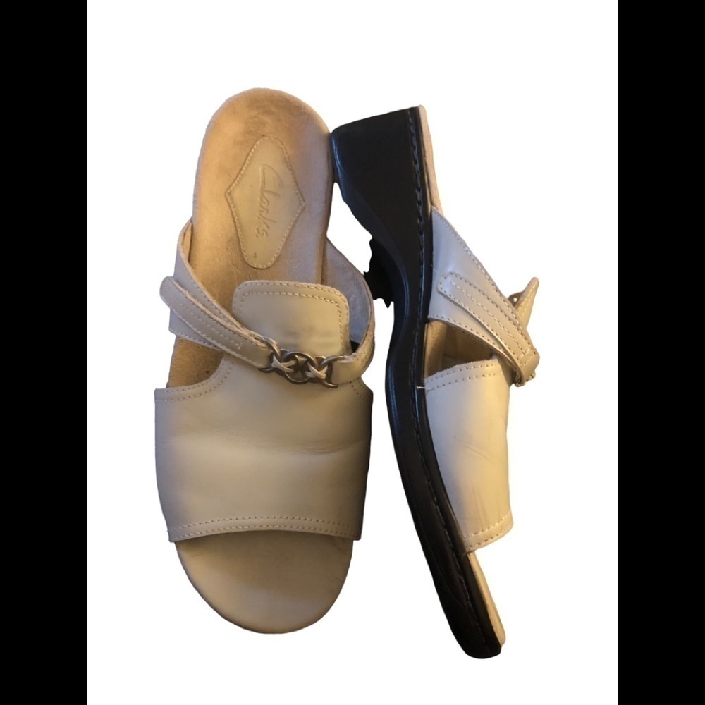 Clarks Cream Leather Classic Summer Slide Sandal W/Chain Detail Size 9M  2” Heel